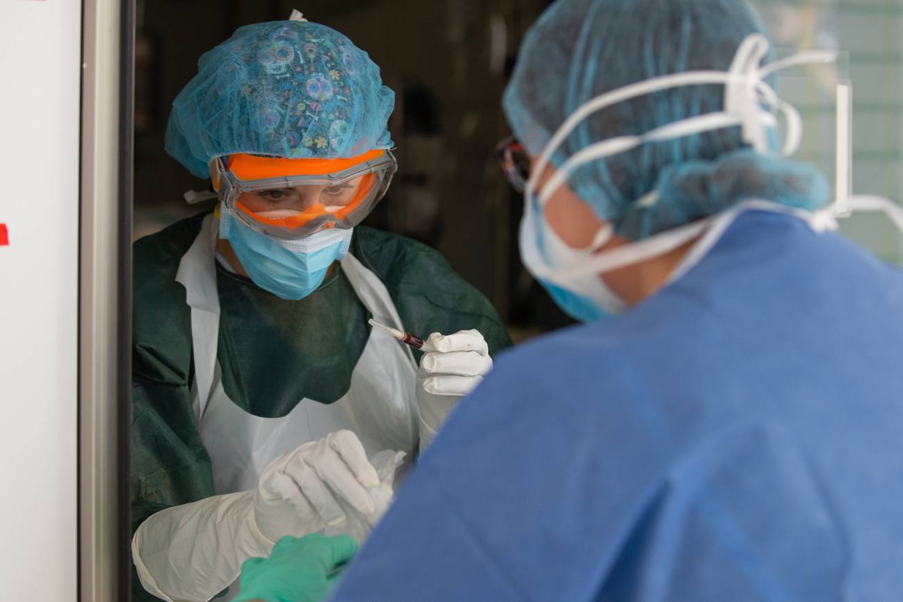 Los expertos han analizado 111 muestras de plasma de personas que han generado anticuerpos contra el SARS CoV 2 / Foto: Francisco Avia - Hospital Clínic de Barcelona