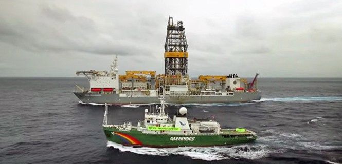 El barco de la petrolera, camino de Canarias, seguido por un buque de Greenpeace / Foto: Greenpeace