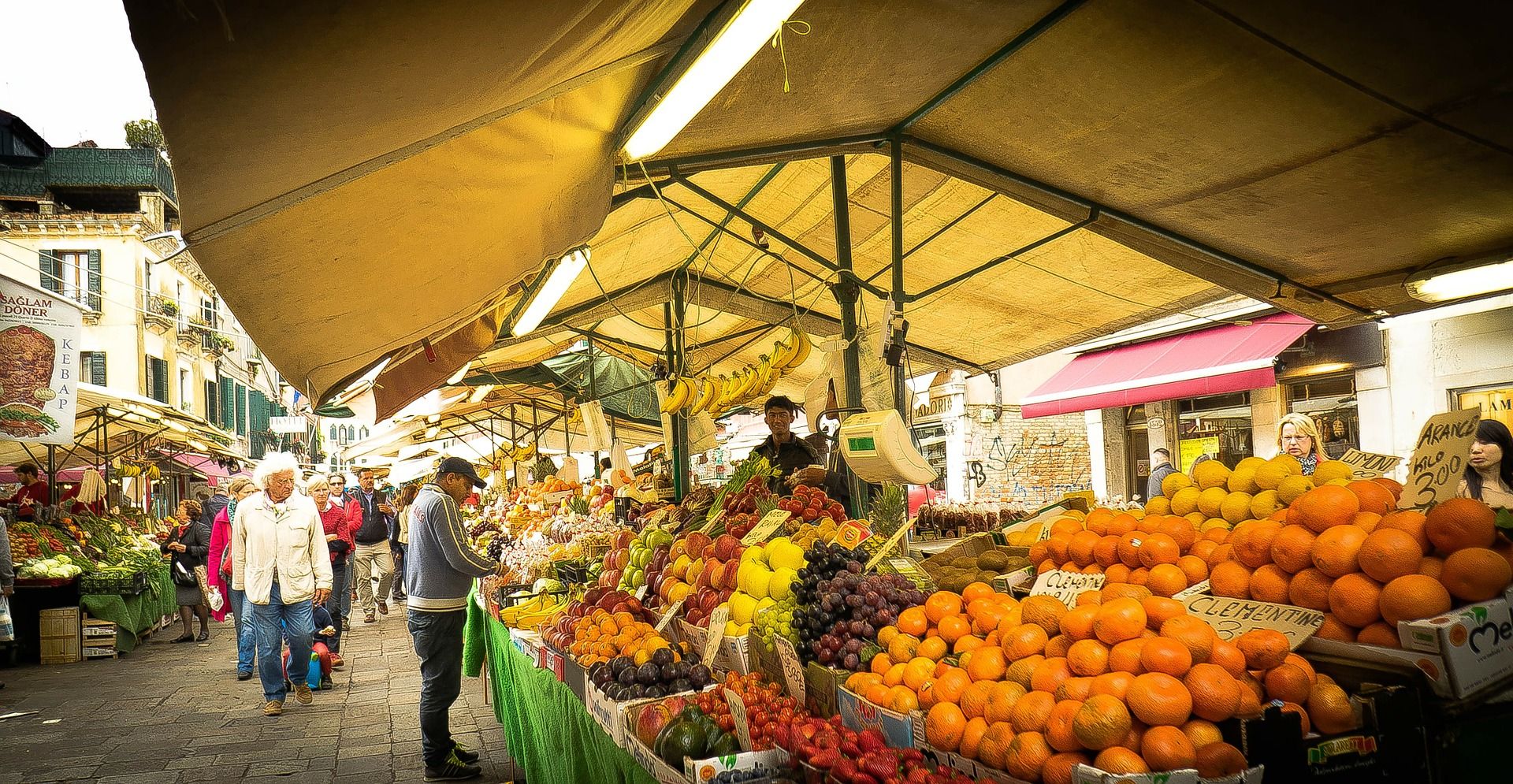Frutas y verduras expuestas en un mercado de proximidad / Foto: Pixabay