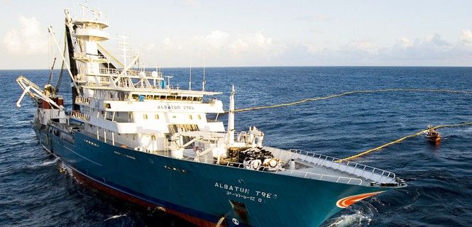 El cerquero atunero vasco Albatún 3, uno de los más grandes del mundo. Los "Monstruos marinos" Protección del océano  / Foto: Greenpeace