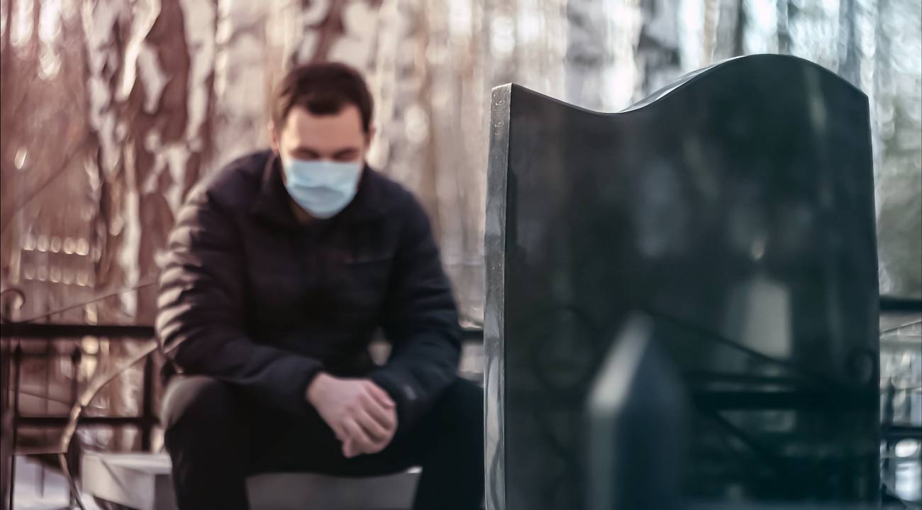 Una persona con mascarilla sentada en un banco durante la pandemia / Foto: SINC