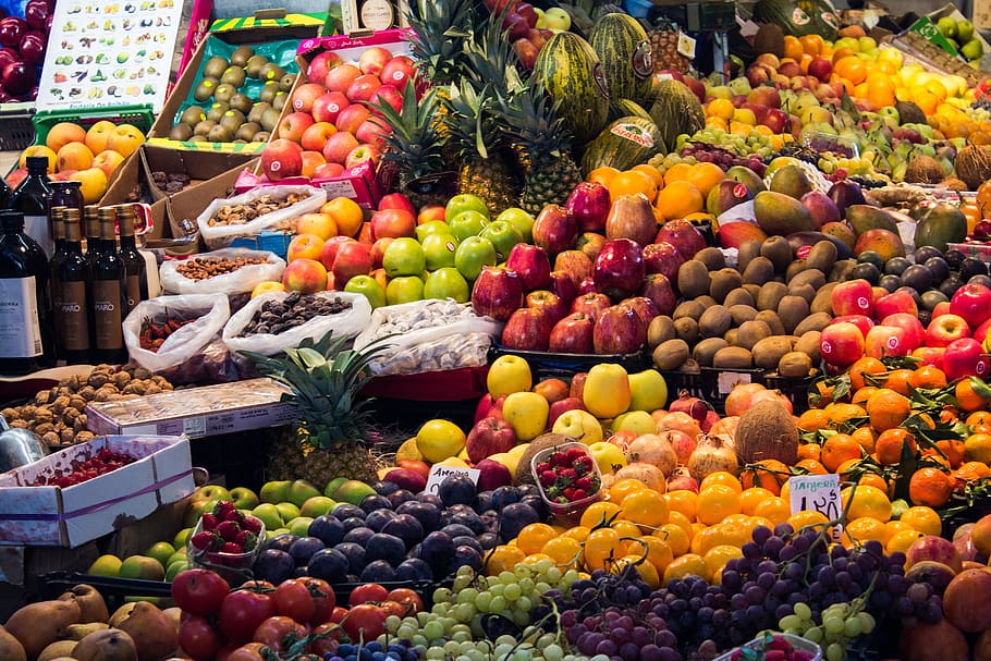 Frutas y verduras expuestas en una parada de mercado de proximidad / Foto: DiCYT