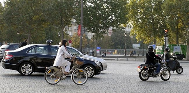 Una mujer en el vehículo de dos ruedas y sin motor por una carretera de París / Foto: Medom