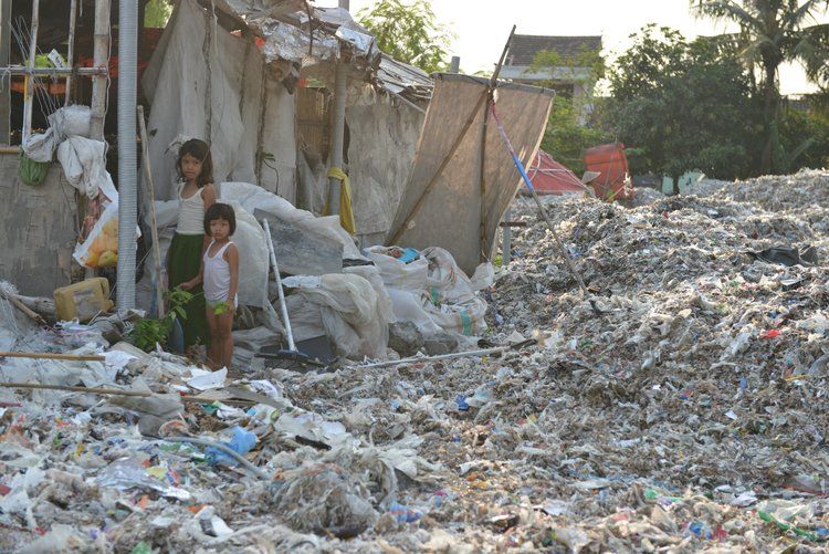 Niñas en Indonesia en un campo residuos plásticos importados de los Estados Unidos, la Unión Europea y otros países occidentales / Foto: THoP