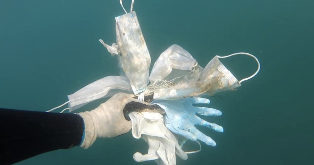 Residuos de mascarillas, guantes y otros desechables contra la infección de COVID-19 recogidos del fondo marino / Foto: LMP