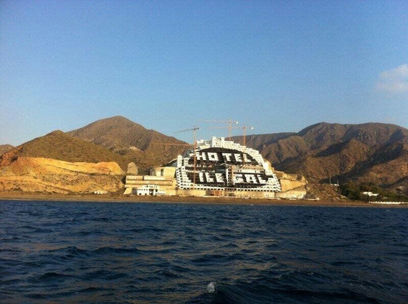 El hotel del Algarrobico con la pintada realizada en 2014 / Foto: EP