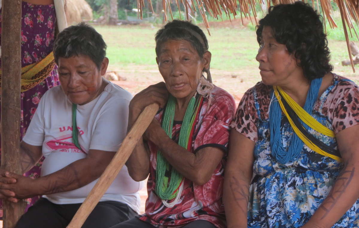 Tatjig, Iogo y Typu Arara. Sentada en el centro está Iogo, la mujer más longeva de la comunidad / Foto: Leila Burger - Survival