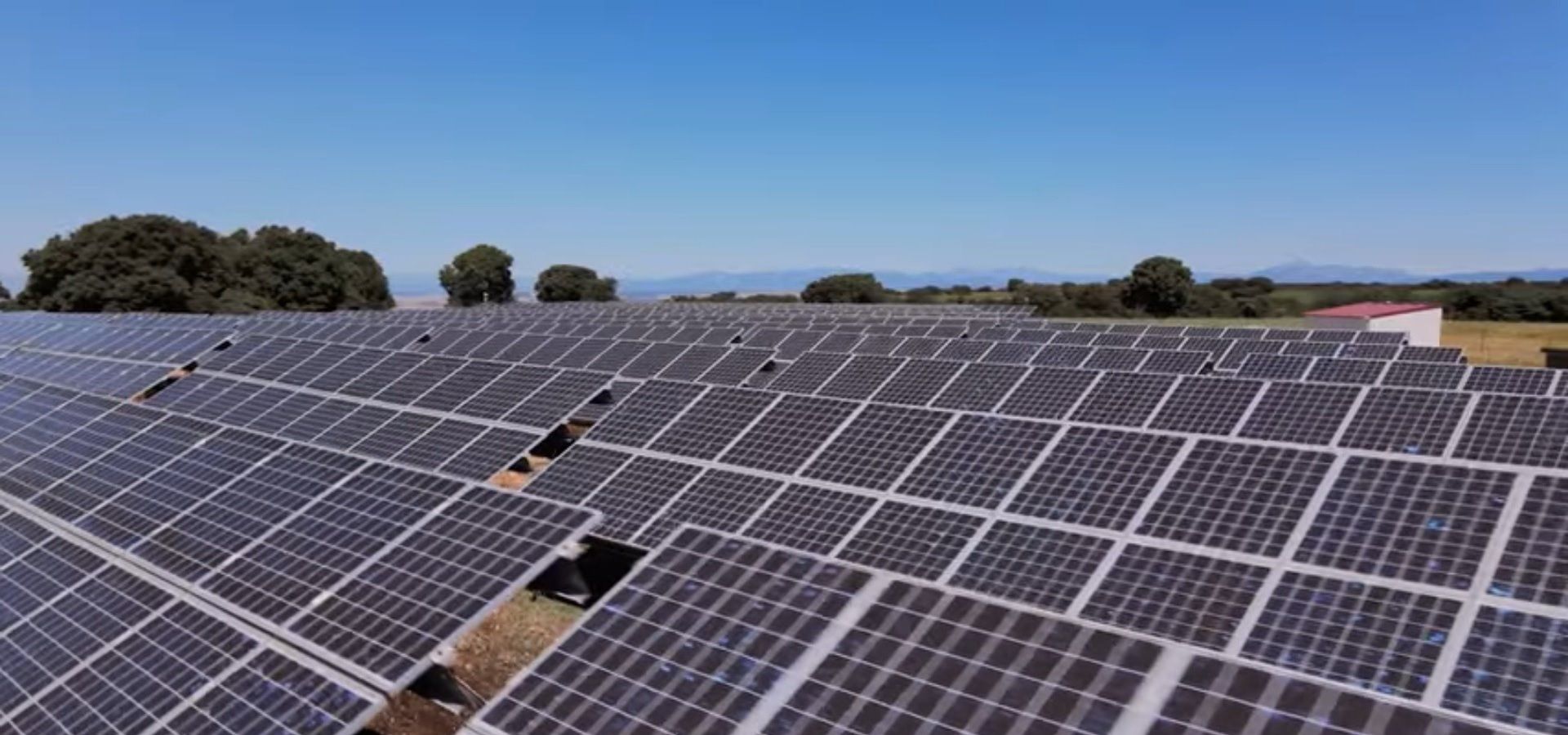 Instalación de paneles fotovoltaicos / Foto: EP