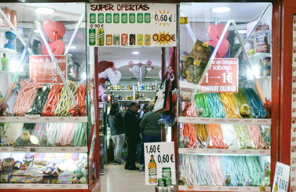 Ofertas de alcohol en una tienda de conveniencia de Madrid / Foto: Víctor Carreño - SINC Ofertas de alcohol en una tienda de conveniencia de Madrid / Foto: Víctor Carreño - SINC