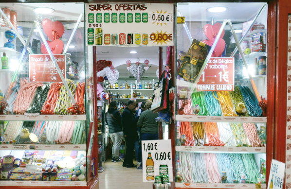 Ofertas de alcohol en una tienda de conveniencia de Madrid / Foto: Víctor Carreño - SINC