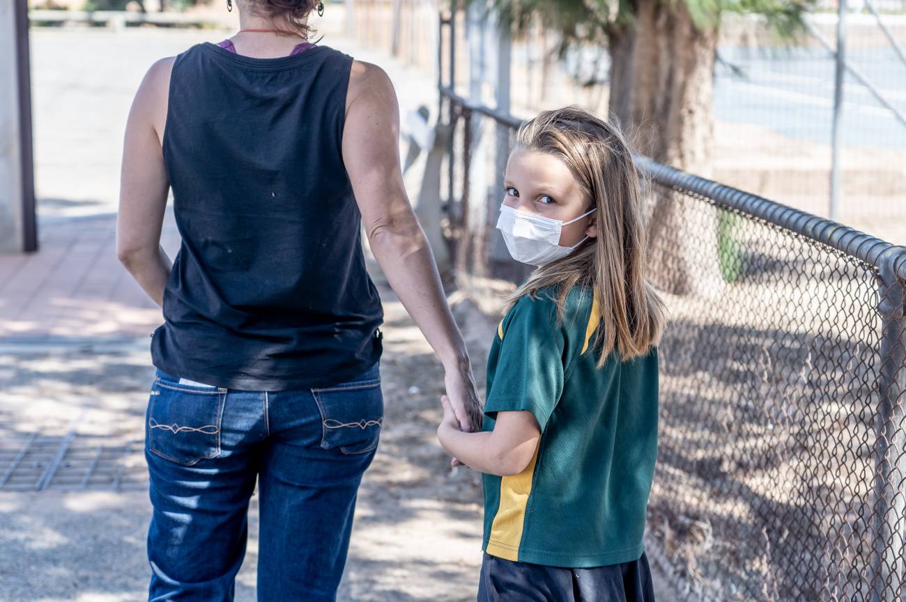 Una niña con mascarilla / Foto: SINC 