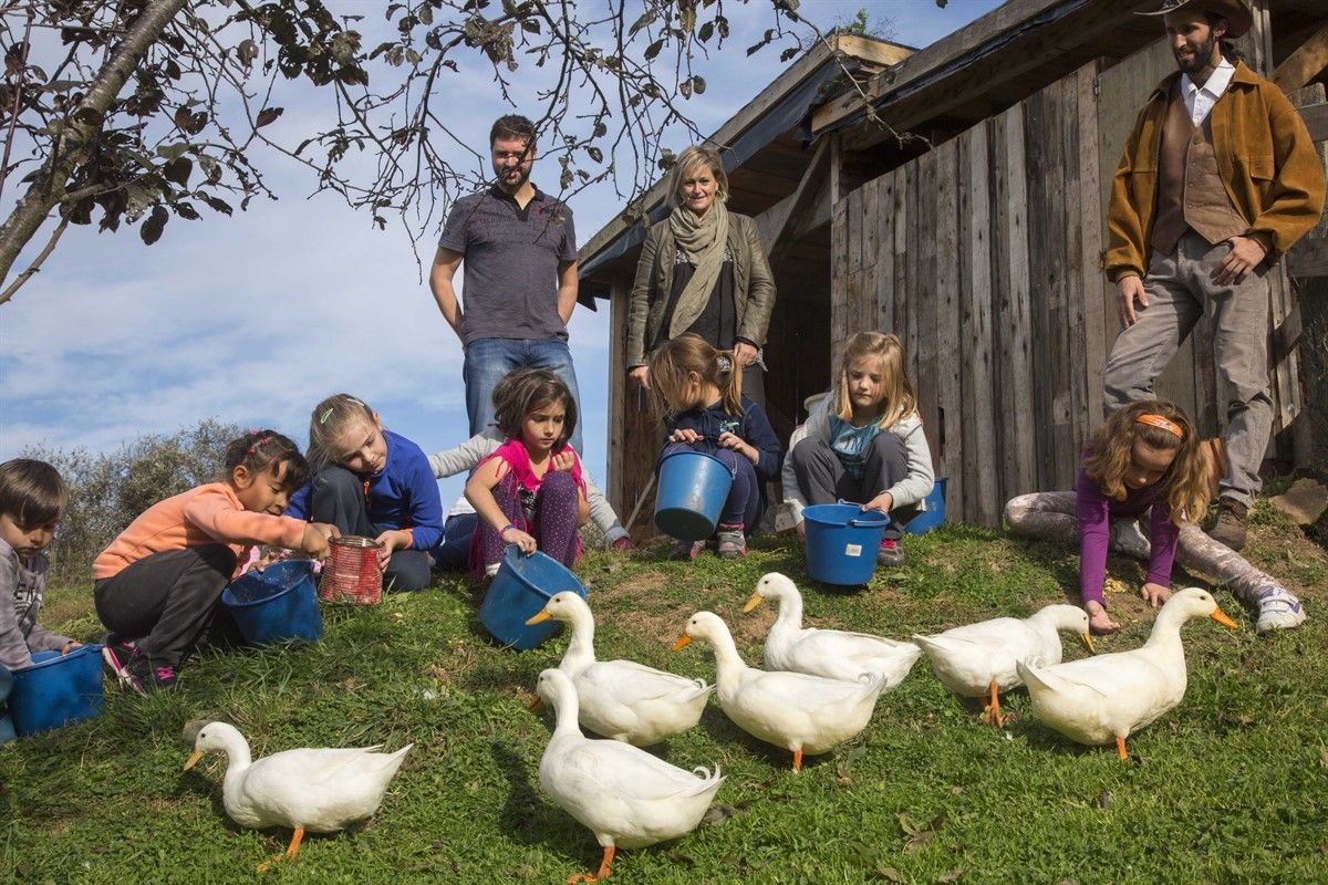 Niñas y niños interaccionan con animales de la granja-escuela del Ayuntamiento de Camargo / Foto: EP