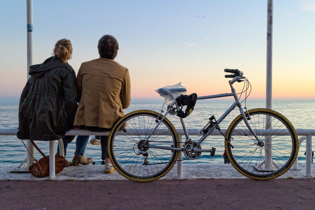 Dos personas junto a una bicicleta contemplan la costa  en la Provenza, Francia / Foto: Pixabay