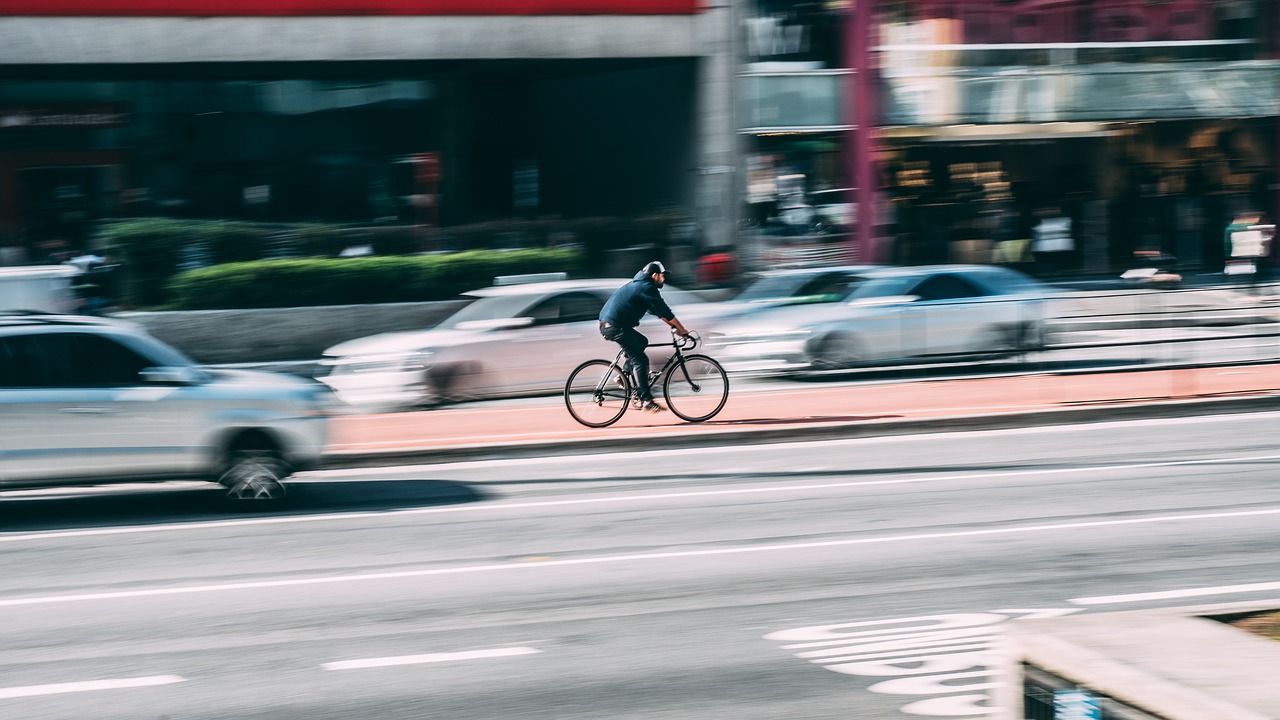 Un ciclista transita por una ciudad española / Foto: Pixabay
