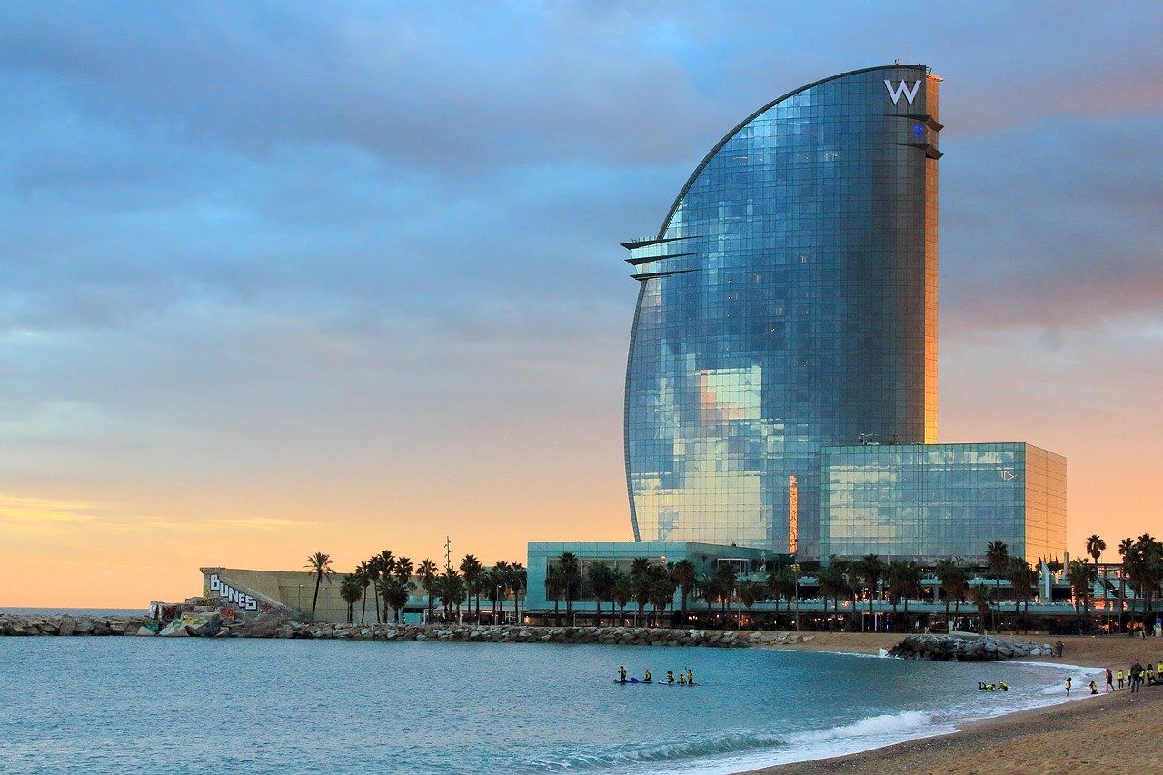 Vistas del Hotel W desde la playa en Barcelona / Foto: Pixabay