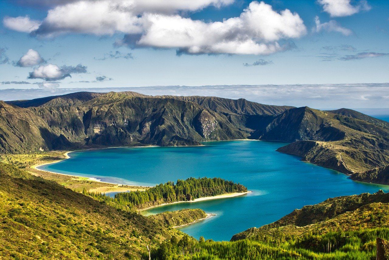 Lagoa do Fogo en el cráter en el volcán en el centro de la isla de São Miguel, Azores / Foto: Pixabay