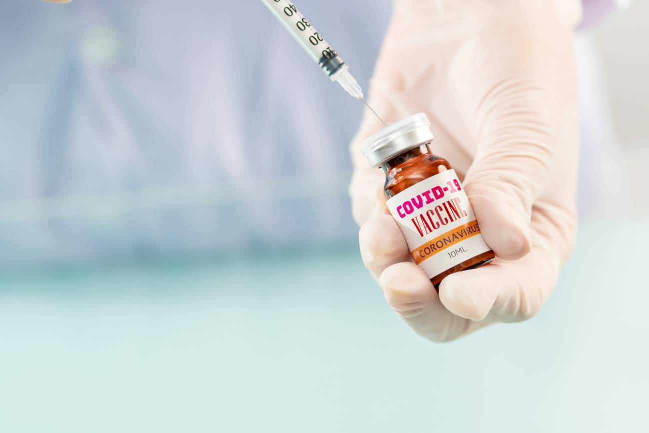 Teórica dosis de vacuna contra la COVID-19 que se probara en militares / Foto: EP