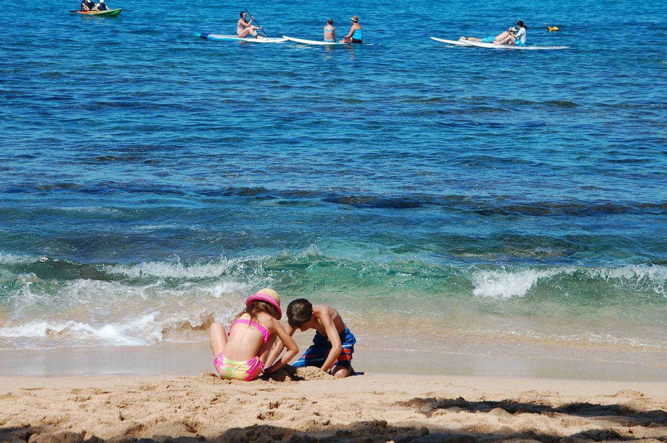 ¿Hay medusas en la playa? Una niña y un niño juegan en la arena / Foto: SINC