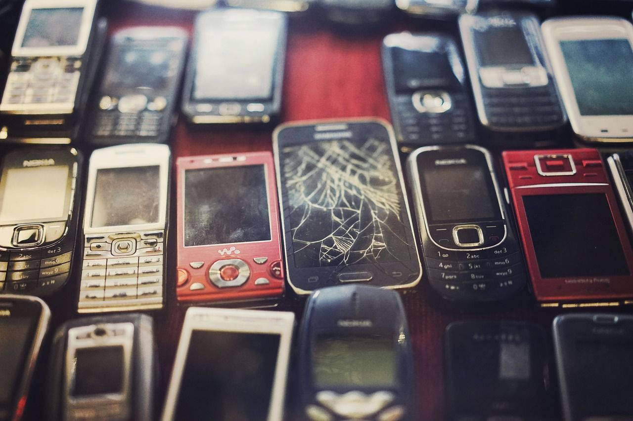 Teléfonos móviles en forma de residuos electrónicos / Foto: Pixabay