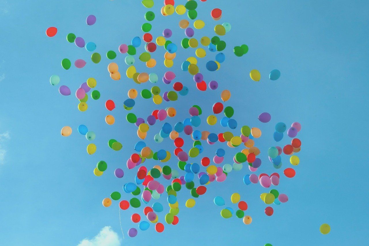Decenas de globos liberados en el entorno / Foto: Pixabay
