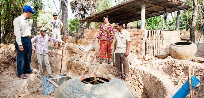 Construcción de un biodigestor en una zona rural camboyana / Foto: National Biodigester Programme