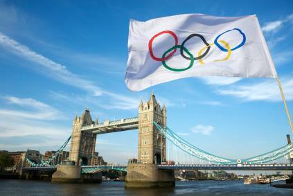 Una bandera olímpica ondea ante el Puente de la Torre / Foto: Pesky Monkey