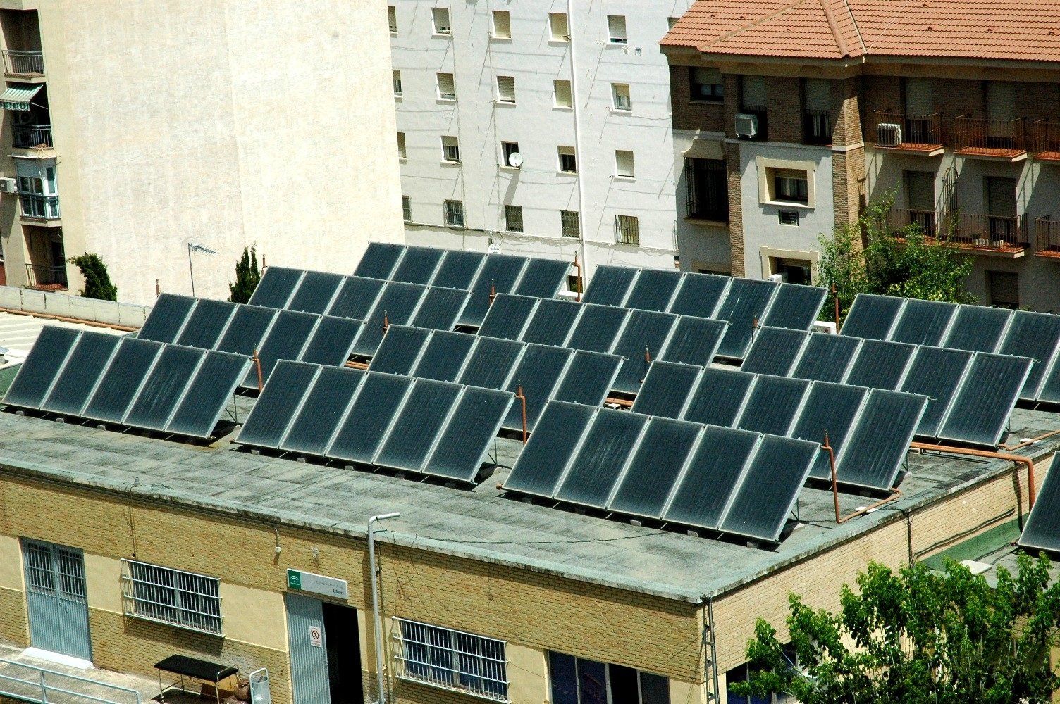 Paneles fotovoltaicos instalados en la cubierta de una edificación / Foto: EP