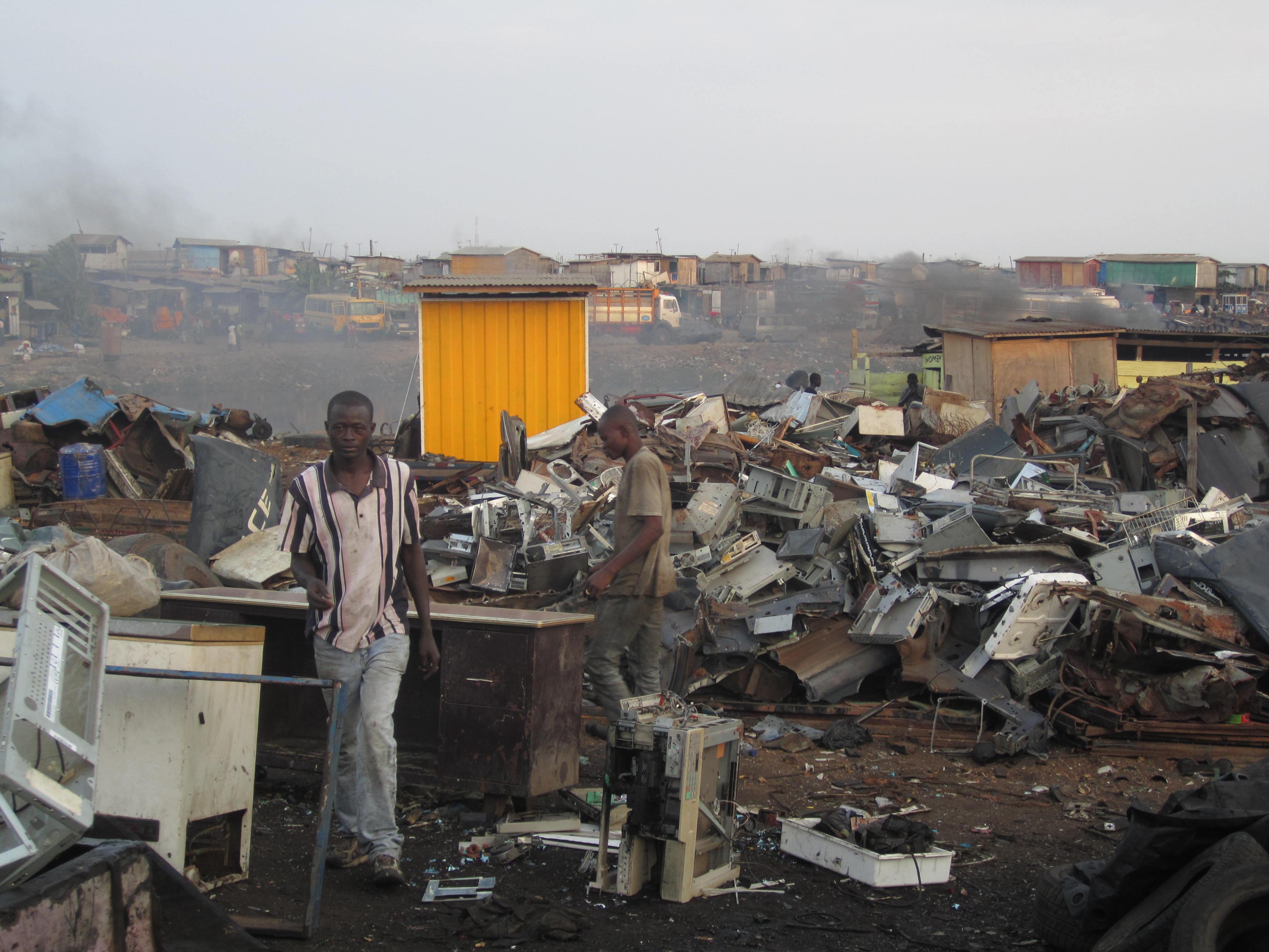 Ghaneses trabajan en el desmantelamiento de residuos electrónicos en el vertedero de Agbogbloshie, cerca de Accra, capital de Ghana / Foto: Wikipedia