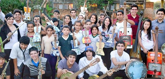 Componentes de la agrupación musical en el barrio de Cateura / Foto: Orquesta de Cateura
