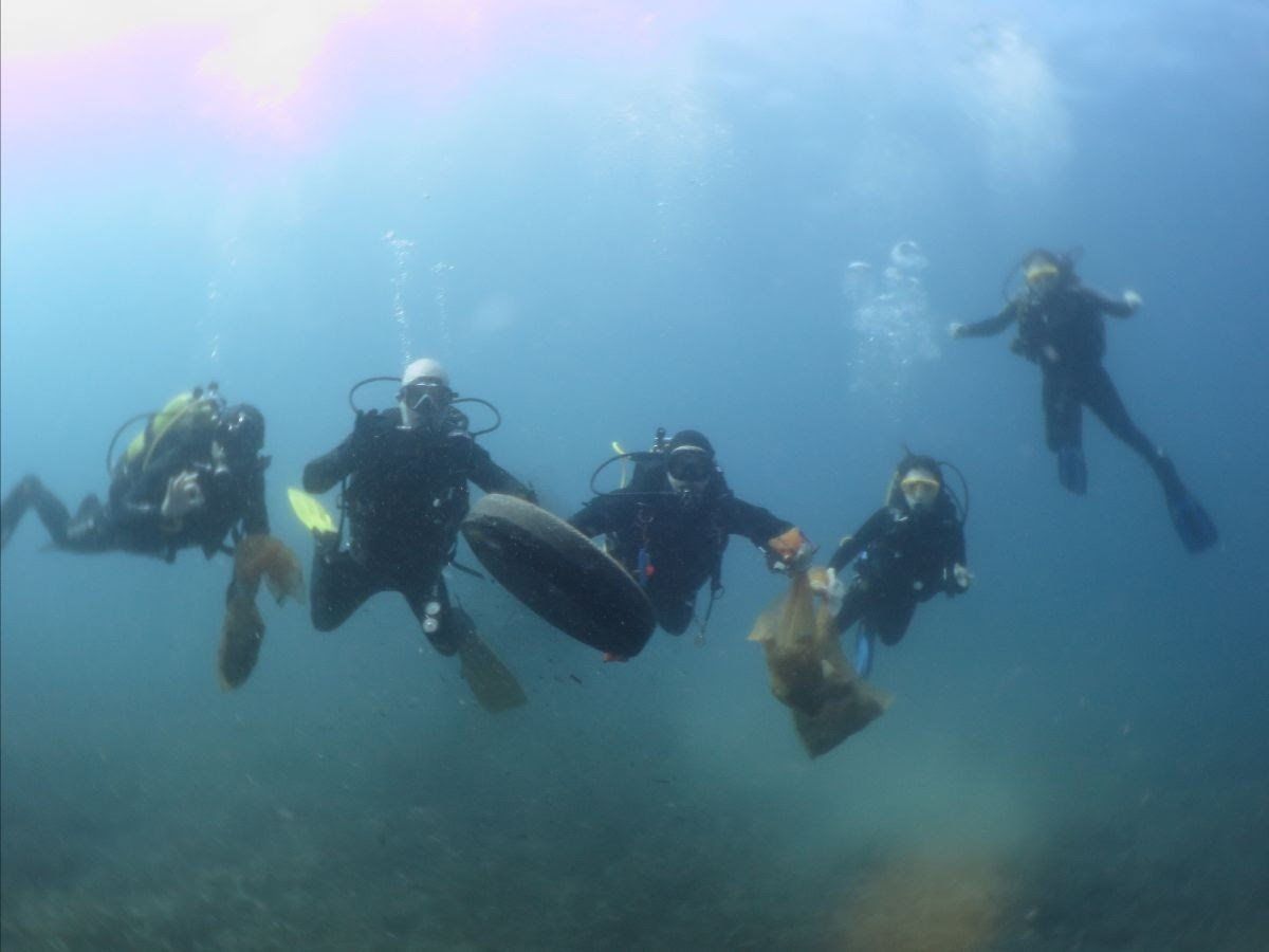 Actuación de los submarinistas de la Red de Vigilantes Marinos por la  "invasión" de residuos plásticos de guantes y mascarillas / Foto: EP