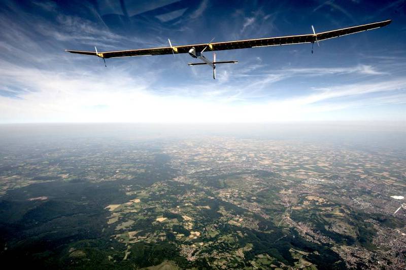 El HB-SIA surca el cielo francés en el regreso / Foto: Solar Impulse/Jean Revillard