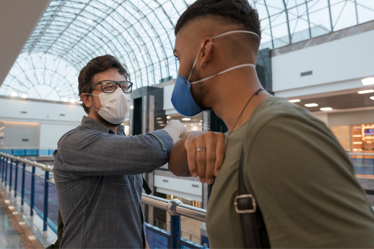 Saludo de dos personas durante la pandemia del coronavirus  / Foto: SINC