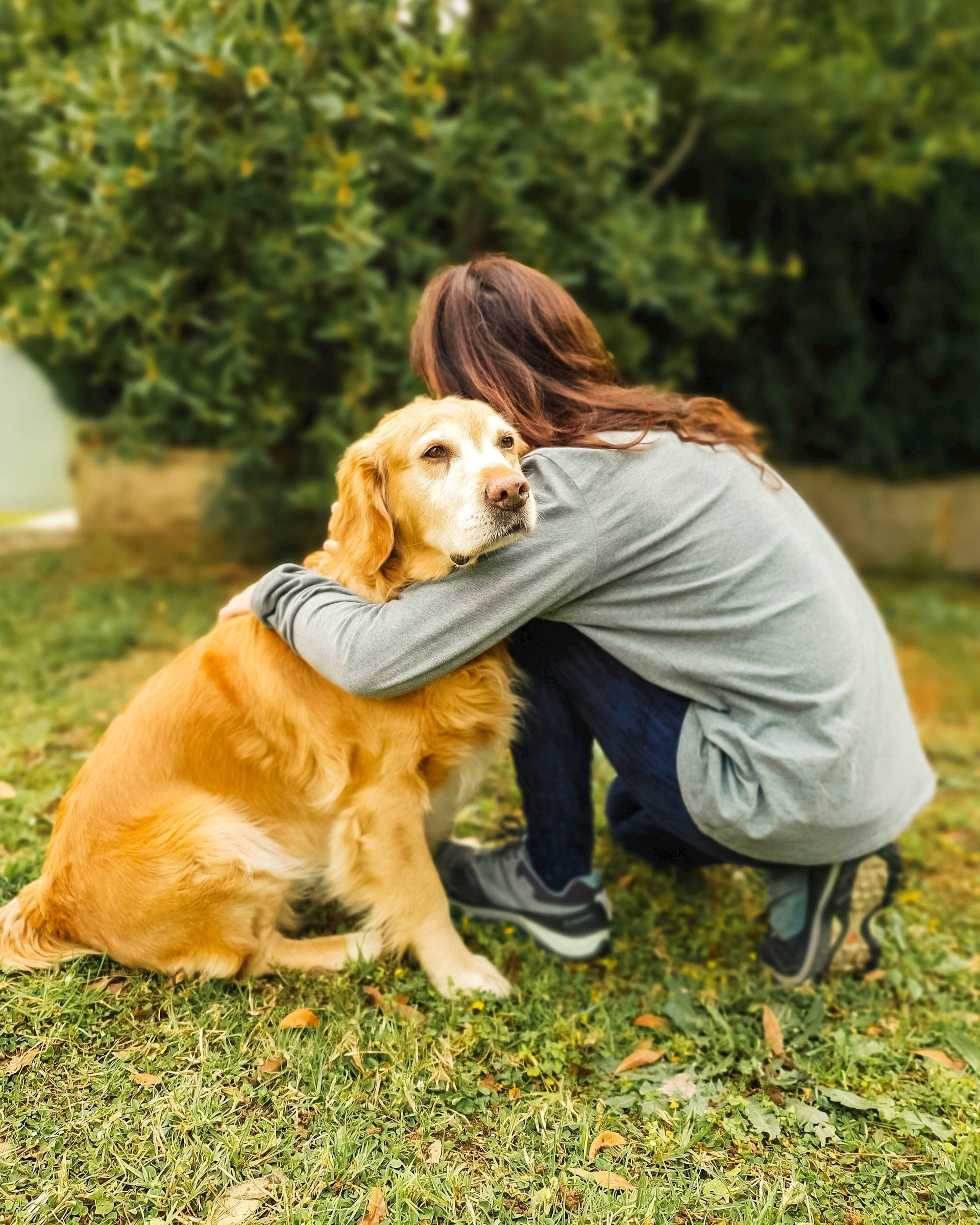 Una mujer joven abraza a su perro / Foto: EP