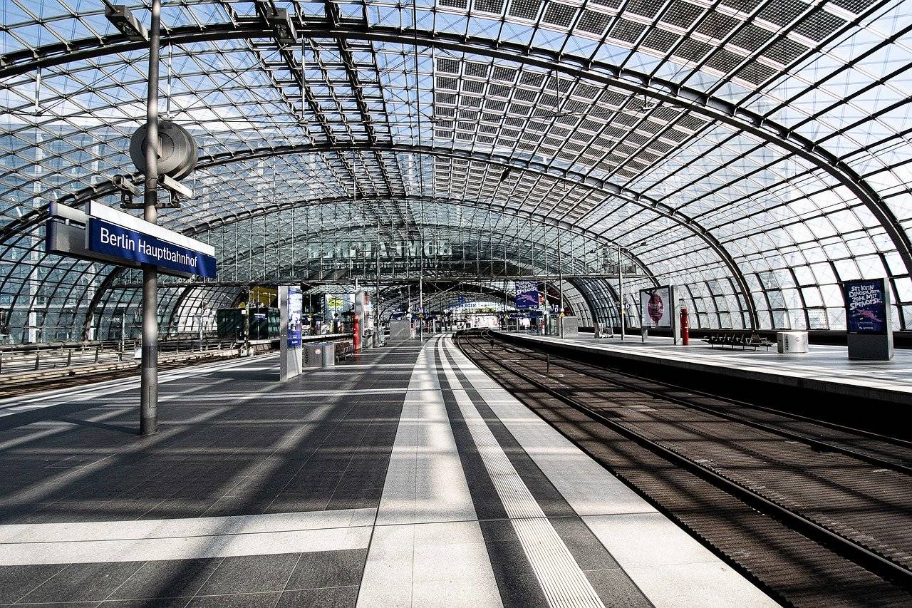 Estación central de Berlín vacía, Alemania. Más el confinamiento, menos casos de coronavirus / Foto: Pixabay