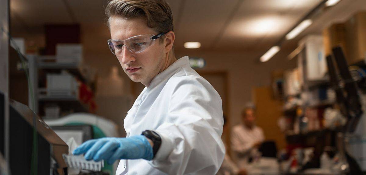 Un investigador del equipo que desarrolla la vacuna de la Universidad de Oxford / Foto: Sinc