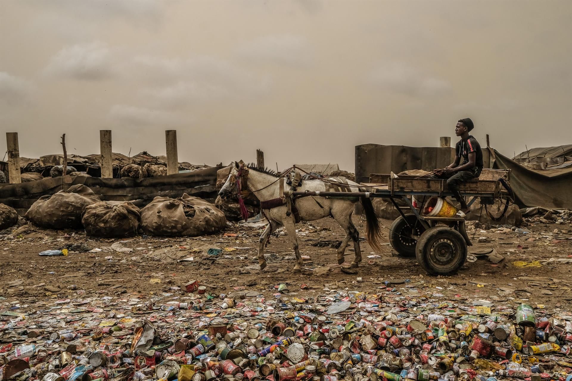 Un joven recoge plásticos y otros residuos en el vertedero de Mbeubeuss , Senegal / Foto: EP