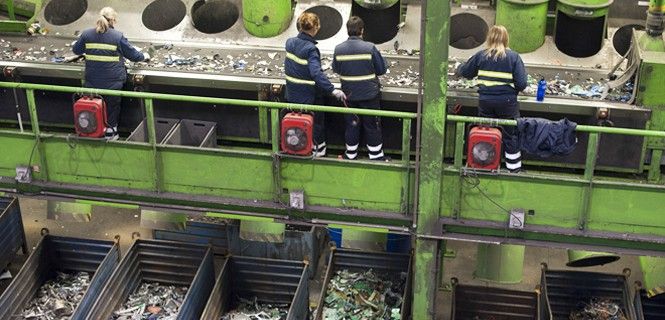 Selección de materiales reciclables en la planta de valorización del Pont de Vilomara (Barcelona) / Foto: J. Cano