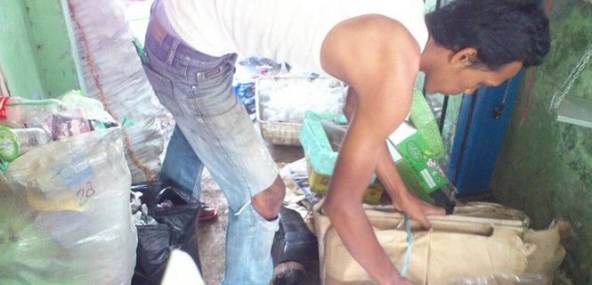 Los más desfavorecidos pagan la consulta con productos reciclables / Foto: Indonesia Medika