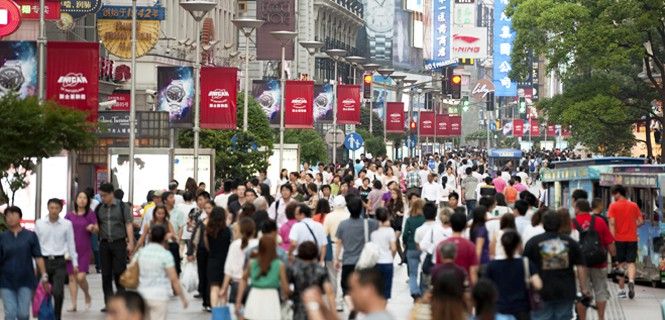 Megaurbe. Muchedumbre en la calle comercial más famosa de Shanghái (China), Nanjing Road / Foto: 4FR
