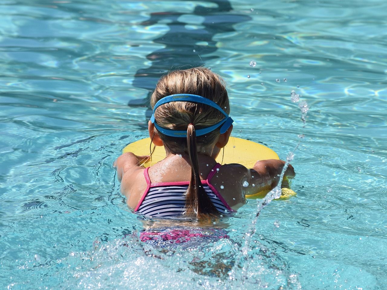 Una niña nada en una piscina / Foto: Jan Haerer - Pixabay