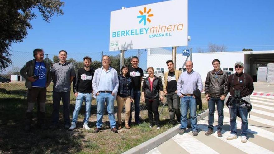   Miembros de la Plataforma Stop Uranio en Retortillo (Salamanca), en acción de protesta contra el convenio con Berkeley Minera España / Foto: EP
