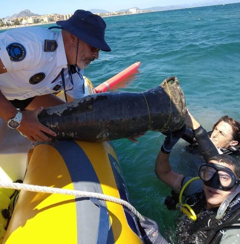 Momento en el que se recupera el ánfora del mar / Foto: EP