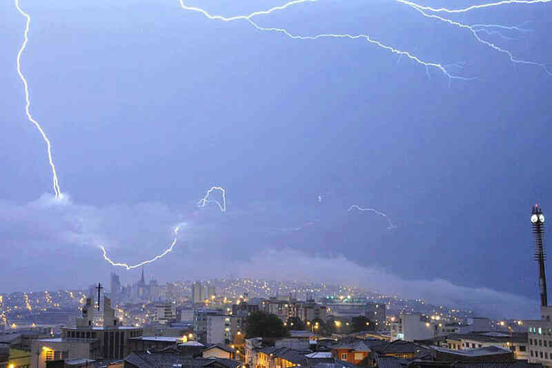 LRayos durante un tormenta en una gran urbe / Foto: Dicyt
