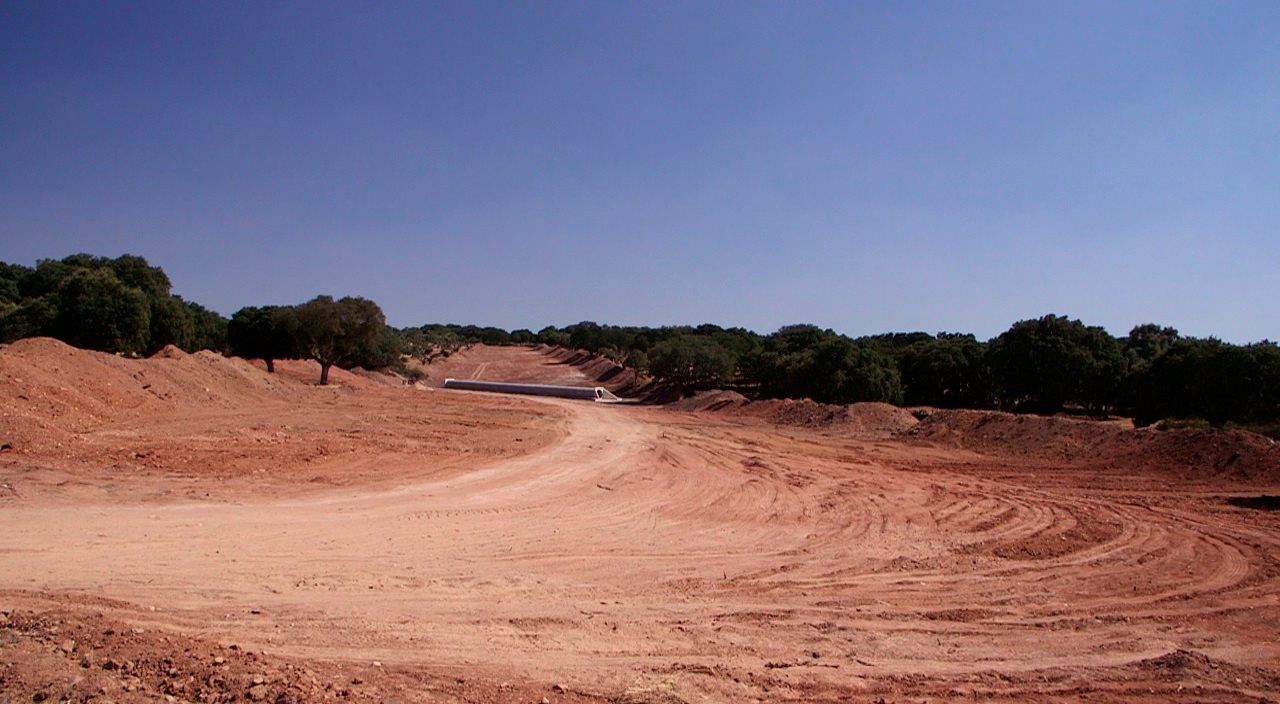 Apertura de pista para la mina de uranio de Retortillo, sin contar aún con todos los permisos  necesarios. Tala de 2000 encinas centenarias / Foto: WWF