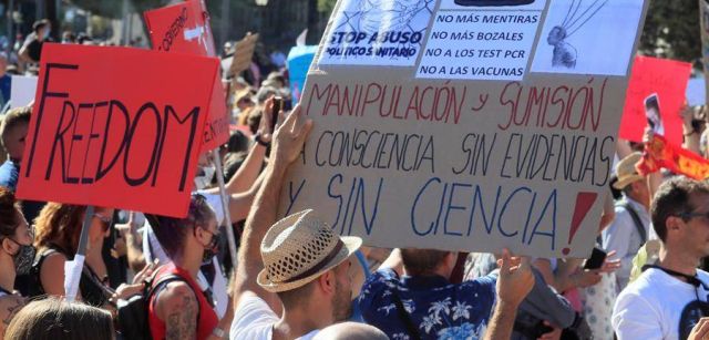 Vista de los asistentes a la manifestación que se celebró el 16 de agosto en la Plaza de Colón de Madrid convocada en redes sociales en contra del uso de las mascarillas a todas horas y en los espacios públicos / Foto: SINC