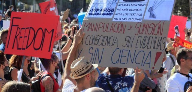 Vista de los asistentes a la manifestación que se celebró el 16 de agosto en la Plaza de Colón de Madrid convocada en redes sociales en contra del uso de las mascarillas a todas horas y en los espacios públicos / Foto: SINC Vista de los asistentes a la manifestación que se celebró el 16 de agosto en la Plaza de Colón de Madrid convocada en redes sociales en contra del uso de las mascarillas a todas horas y en los espacios públicos / Foto: SINC