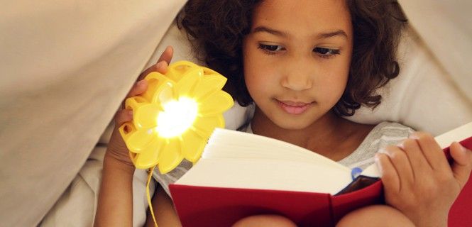 Una niña lee con el dispositivo lumínico / Foto: Franziska Russo