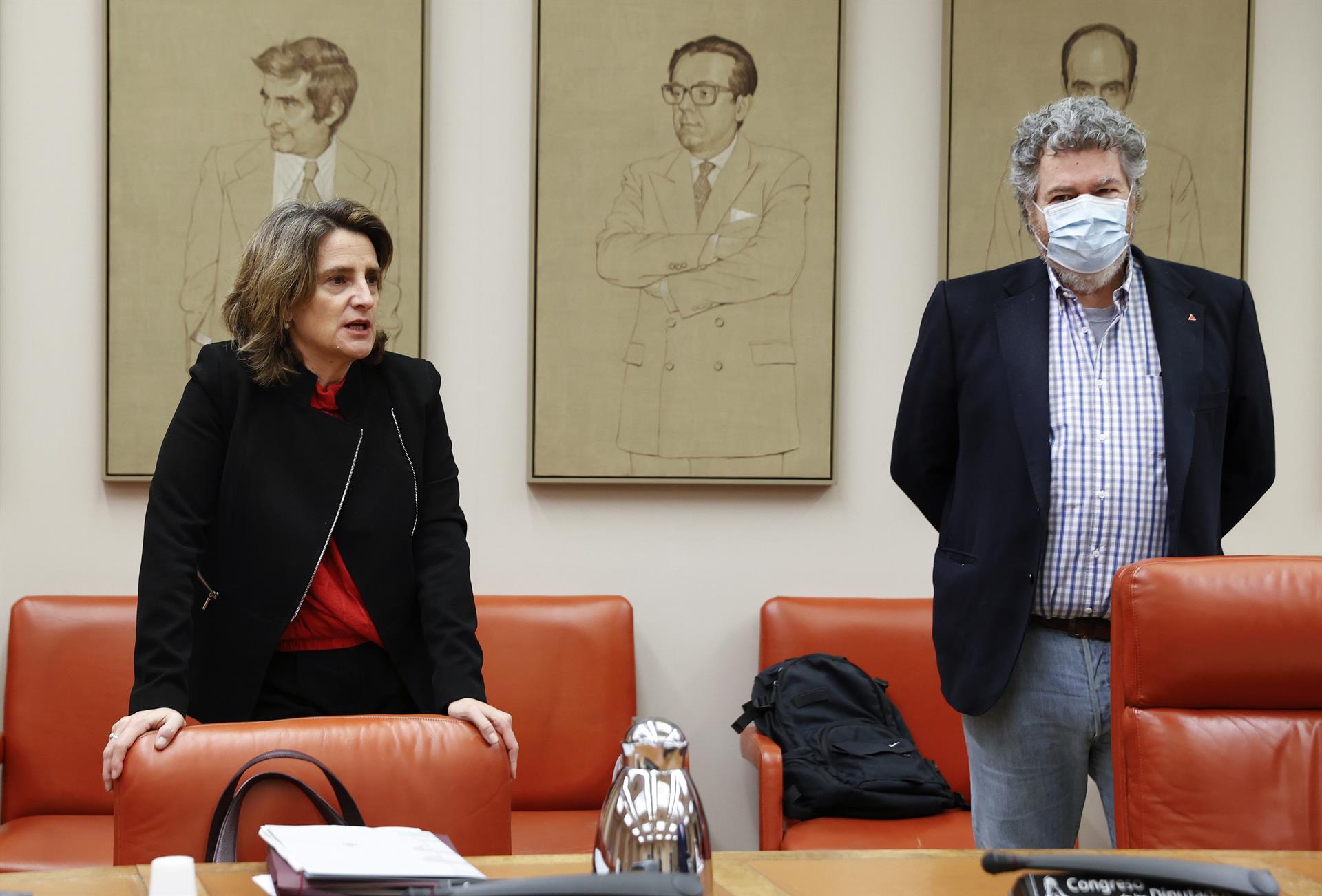 La ministra para la Transición Ecológica y el Reto Demográfico, Teresa Ribera, acompañada por el presidente de la comisión, Juan Antonio López de Uralde / Foto: EP