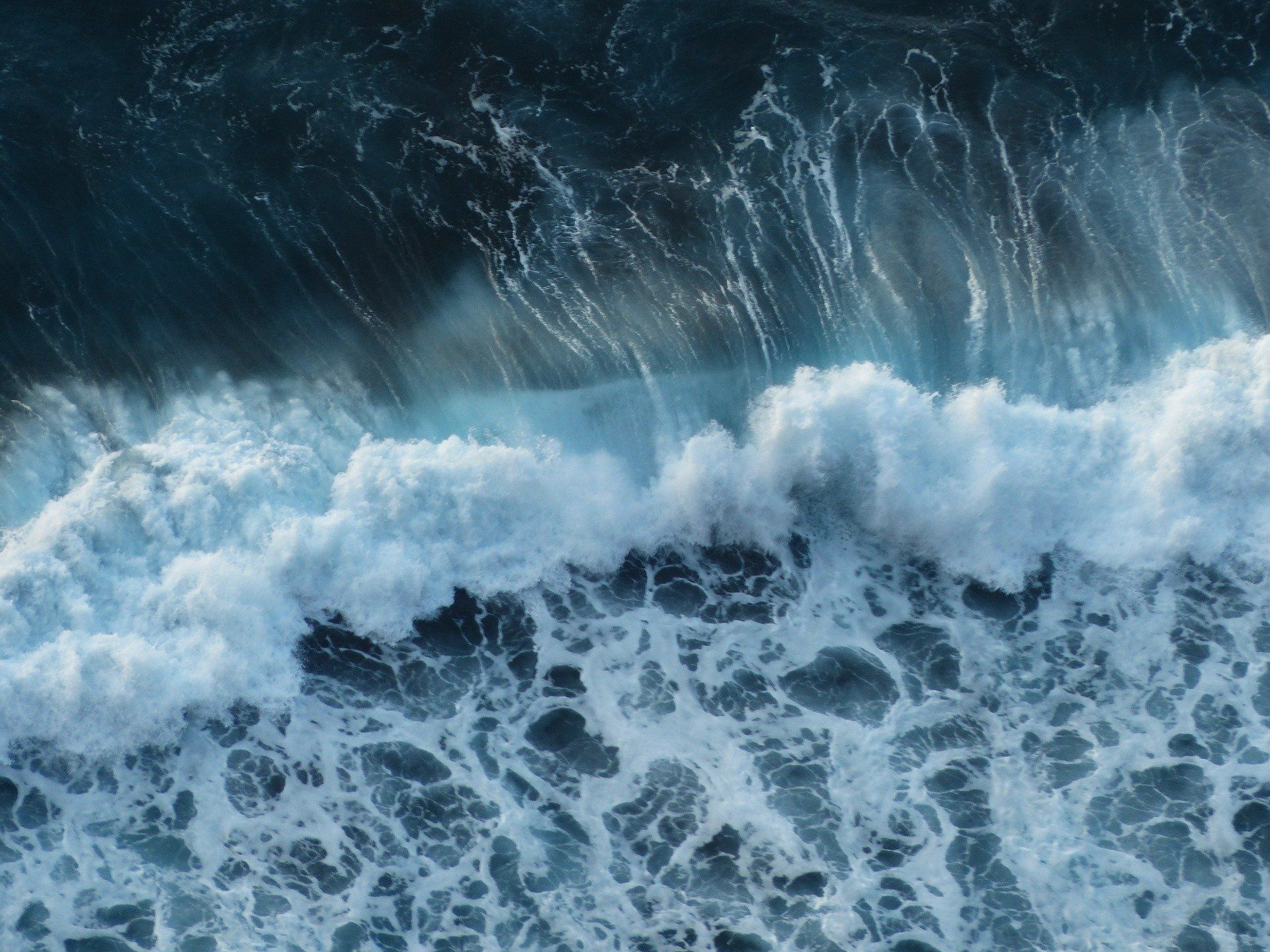 Un potente oleaje marino impacta contra la costa / Foto: Hans Braxmeier - Pixabay