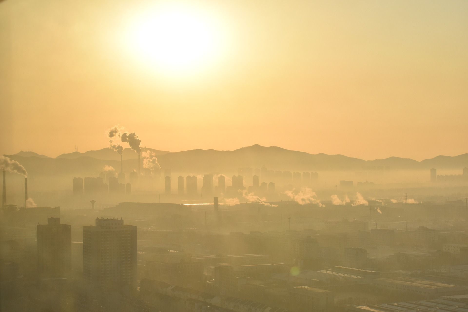 Vistas del amanecer con 'smog' en la ciudad china de Yantai en la provincia de Shandong / Foto: Götz Friedrich - Pixabay